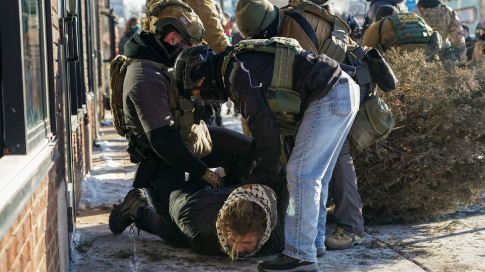 Pomimo dużego mrozu mieszkańcy Minnesoty zbierają się na miejscu strzelaniny i demonstrują oburzenie. Dochodzi do starć z policją. PAP/EPA/CRAIG LASSIG