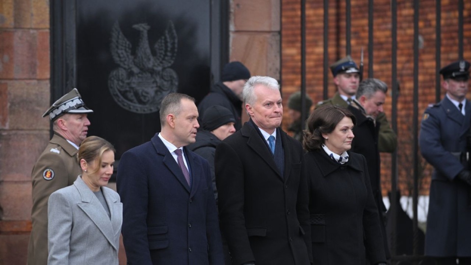 Prezydent RP Karol Nawrocki (3L), pierwsza dama Marta Nawrocka (2L), prezydent Republiki Litewskiej Gitanas Nauseda (4L) z żoną Dianą Nausediene (5L) podczas uroczystości na Cytadeli w Warszawie, 24 bm. Prezydenci Litwy i Polski biorą udział w uroczystych obchodach 163. rocznicy wybuchu Powstania Styczniowego. PAP/Marcin Obara