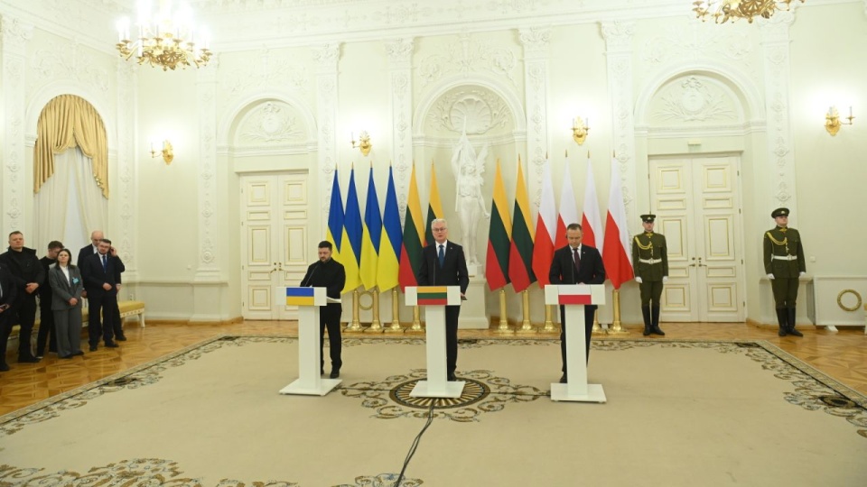 Prezydent RP Karol Nawrocki (C-P), prezydent Republiki Litewskiej Gitanas Nauseda (C) oraz prezydent Ukrainy Wołodymyr Zełenski (C-L) podczas spotkania z przedstawicielami mediów w Pałacu Prezydenckim w Wilnie, 25 bm. W Republice Litewskiej trwają obchody 163. rocznicy Powstania Styczniowego. PAP/Marcin Obara