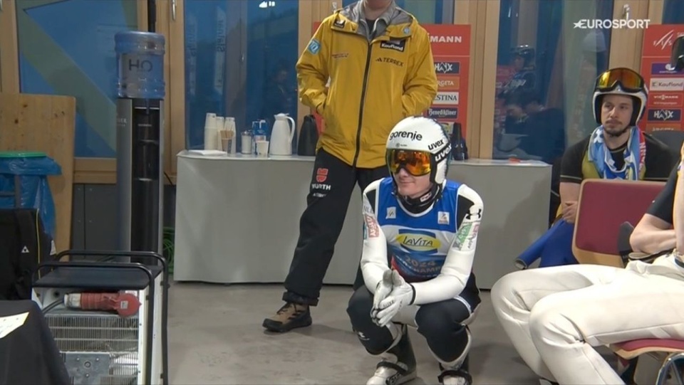 Prevcowi, któremu nie zdążono dostarczyć nowych nart, sędziowie nie zezwolili na oddanie skoku. screen: TV Eurosport