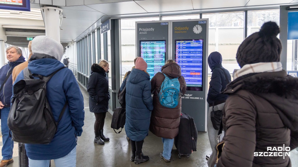 Kolejny trudny dzień dla pasażerów PKP. Długie opóźnienia i odwołane pociągi [WIDEO]