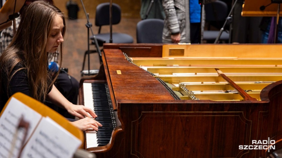 Aleksandra Świgut gra na fortepianie Sébastiena Érarda z 1858 roku. Próba generalna przed koncertem. Fot. Robert Stachnik [Radio Szczecin]