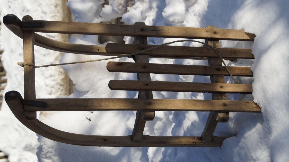 Mężczyzna jadąc na sankach ciągniętych quadem uderzył głową w słup energetyczny. źródło: pixabay.com/pl/590268/Efraimstochter/CC0 - domena publiczna