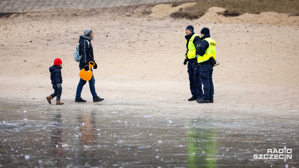 Odladzanie jeziora Głębokiego. Magistrat ostrzega pieszych