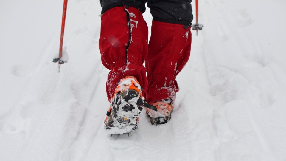 Raki czy kolce? Jak uniknąć upadku na oblodzonym chodniku?