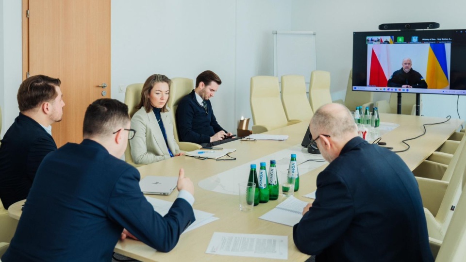 Rzecznik resortu Grzegorz Łaguna zaznaczył, że Polskie Sieci Elektroenergetyczne monitorują sytuację i są w kontakcie z operatorem ukraińskiego systemu przesyłowego Ukrenerho. źródło: https://x.com/ME_GOV_PL