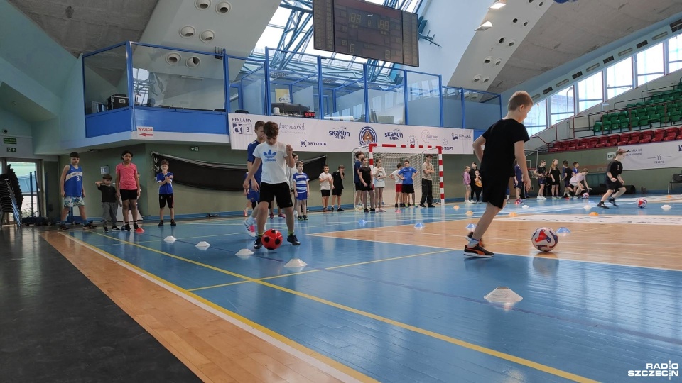 Piłkarze Kotwicy przeprowadzili trening dla najmłodszych [ZDJĘCIA]