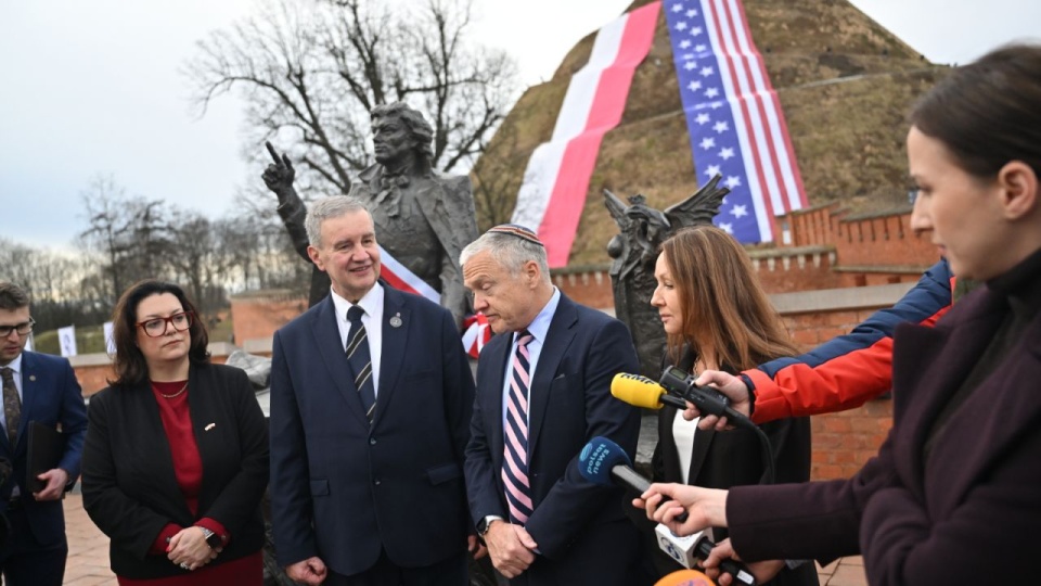 Ambasador Stanów Zjednoczonych w Polsce Thomas Rose (4L), konsul generalna Stanów Zjednoczonych w Krakowie Gretchen Cureton (2L) i prezes Komitetu Kopca Kościuszki Piotr Dobosz (3L) podczas uroczystości odsłonięcia na Kopcu Kościuszki w Krakowie, 12 bm., tablicy upamiętniającej 250. rocznicę proklamacji Deklaracji Niepodległości Stanów Zjednoczonych. Wydarzenie jest jednym z punktów corocznego spotkania Freedom 250. PAP/Art Service