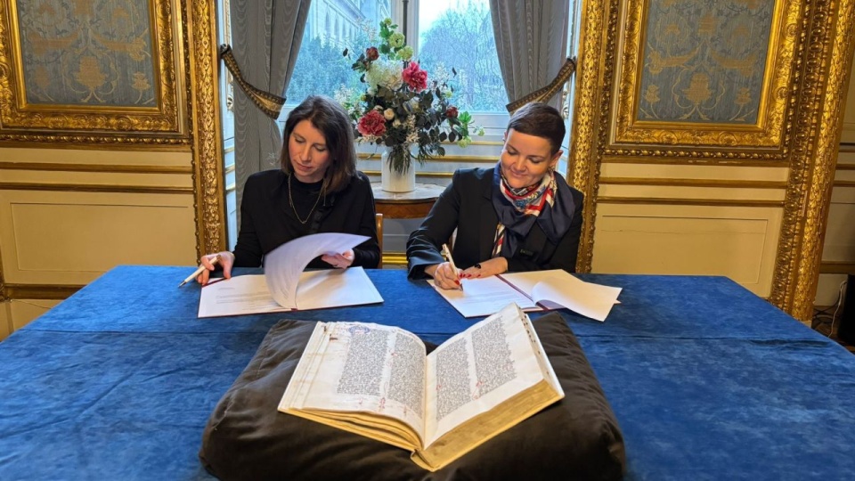 Rękopis odebrała w czwartek w Ambasadzie RP w Paryżu od przedstawicieli paryskiej galerii Les Enluminures szefowa MKiDN Marta Cienkowska. źródło: https://x.com/MartaCienkowska