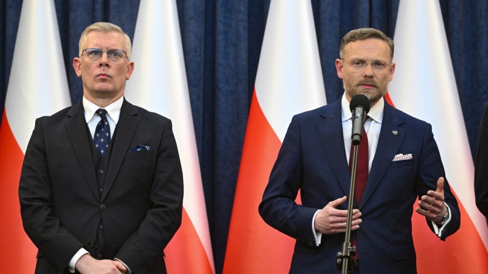 Szef KPRP Zbigniew Bogucki (P) i szef BBN Sławomir Cenckiewicz (L) podczas konferencji prasowej w Pałacu Prezydenckim w Warszawie, 11 bm. Zakończyło się posiedzenie Rady Bezpieczeństwa Narodowego zwołane przez prezydenta Karola Nawrockiego. Posiedzenie z udziałem premiera, ministrów i liderów ugrupowań sejmowych dotyczyło programu SAFE, Rady Pokoju i wyjaśnienia kwestii poświadczeń bezpieczeństwa marszałka Sejmu. PAP/Radek Pietruszka