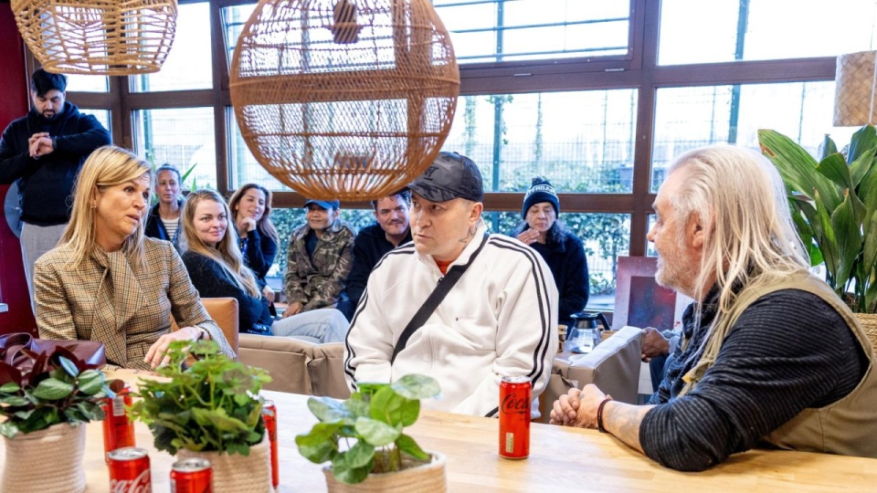 Królowa Holandii Maksyma odwiedziła w Amsterdamie schronisko dla bezdomnych imigrantów z Unii Europejskiej, z których większość to Polacy. PAP/EPA/ALBERT NIEBOER / POOL