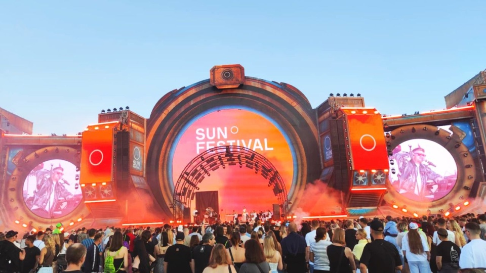 Sun Festival od 2022 roku organizowany był na terenie Nadmorskiego Parku Kultury na dawnym lotnisku w Podczelu. Fot. Przemysław Polanin [Radio Szczecin]