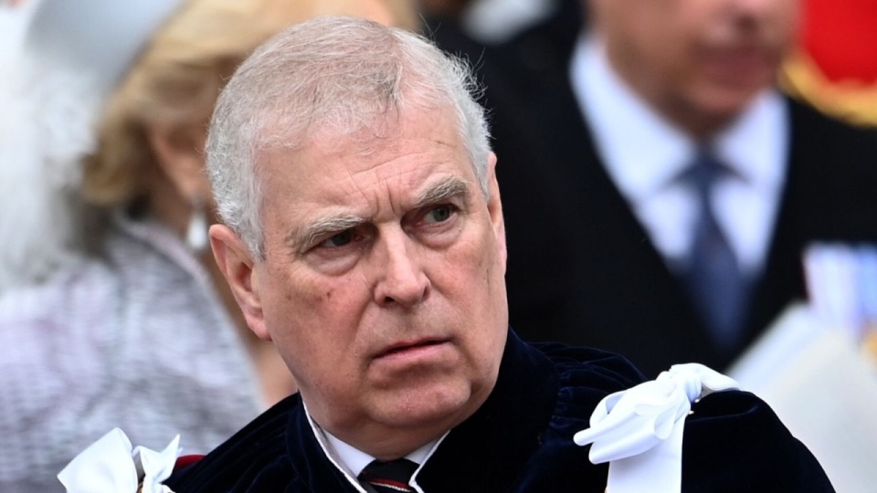 Policja poinformowała, że Andrew Mountbatten-Windsor został zatrzymany pod zarzutem podejrzenia nadużyć w czasie, gdy pełnił funkcję specjalnego wysłannika handlowego Wielkiej Brytanii. PAP/EPA/ANDY RAIN