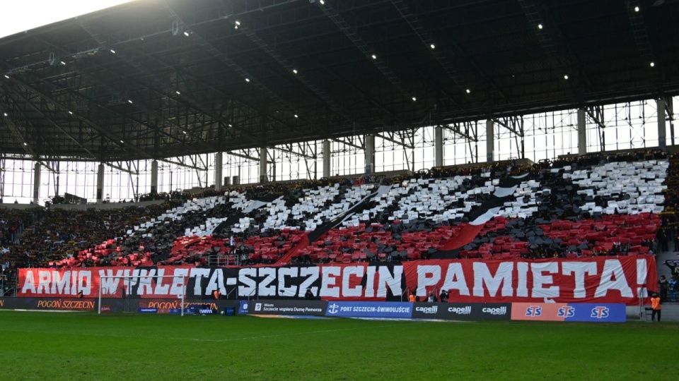 Oprawa kibiców Pogoni Szczecin podczas meczu 23. kolejki piłkarskiej Ekstraklasy z Widzewem Łódź. PAP/Marcin Bielecki