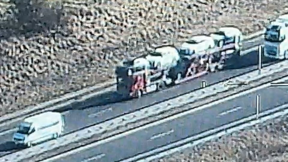 Policyjny śmigłowiec kontroluje ciężarówki, czy jeżdżą zgodnie z przepisami