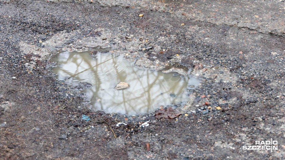 Przedwiośnie odkryło dziury w drogach