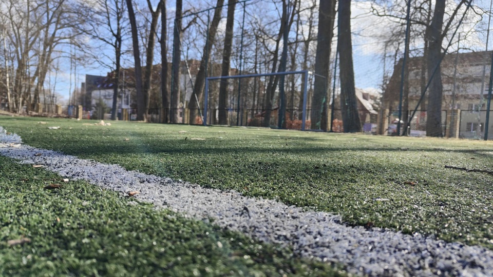Pierwsza sztuczna murawa w Kołobrzegu przejdzie remont