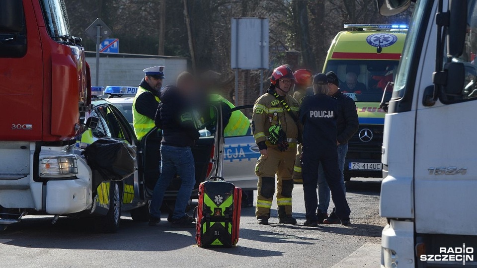Zderzenie radiowozu z ciężarówką. Policjanci trafili do szpitala