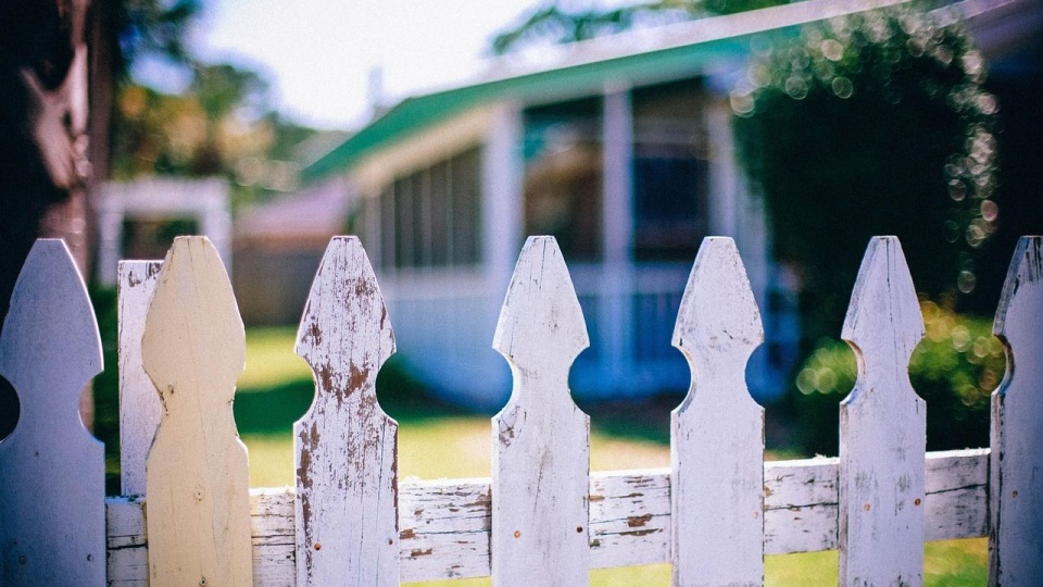 Z pomocy lub wymiany sąsiedzkiej - od pożyczenia narzędzi, przez polecenie fachowca, po wspólne inicjatywy i spędzanie czasu - korzysta niemal 8 na 10 Polaków. źródło: pixabay.com/pl/349713/PublicDomainArchive PublicDomainArchiv/CC0 - domena publiczna