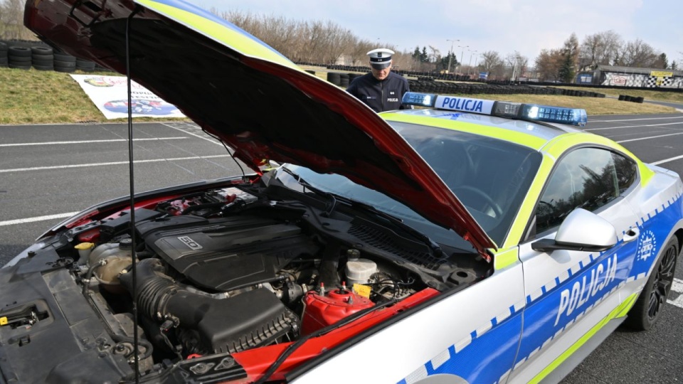 Prezentacja radiowozu Ford Mustang na Torze Automobilklubu Radomskiego, 17 bm. To pierwszy radiowóz tego typu w Polsce. Samochód został wcześniej skonfiskowany nietrzeźwemu kierowcy. (jm) PAP/Piotr Polak