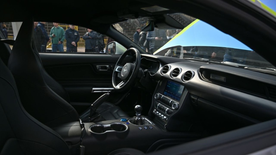 Prezentacja radiowozu Ford Mustang na Torze Automobilklubu Radomskiego, 17 bm. To pierwszy radiowóz tego typu w Polsce. Samochód został wcześniej skonfiskowany nietrzeźwemu kierowcy. (jm) PAP/Piotr Polak