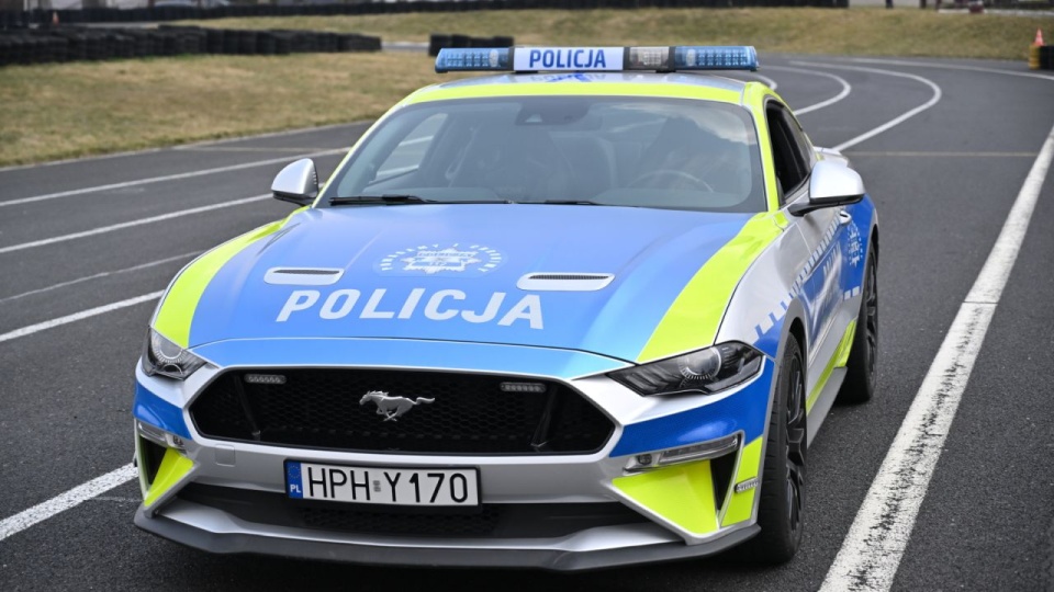 Prezentacja radiowozu Ford Mustang na Torze Automobilklubu Radomskiego, 17 bm. To pierwszy radiowóz tego typu w Polsce. Samochód został wcześniej skonfiskowany nietrzeźwemu kierowcy. (jm) PAP/Piotr Polak