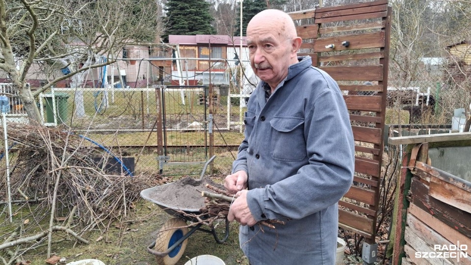 Działkowcy porządkują ogrody na wiosnę