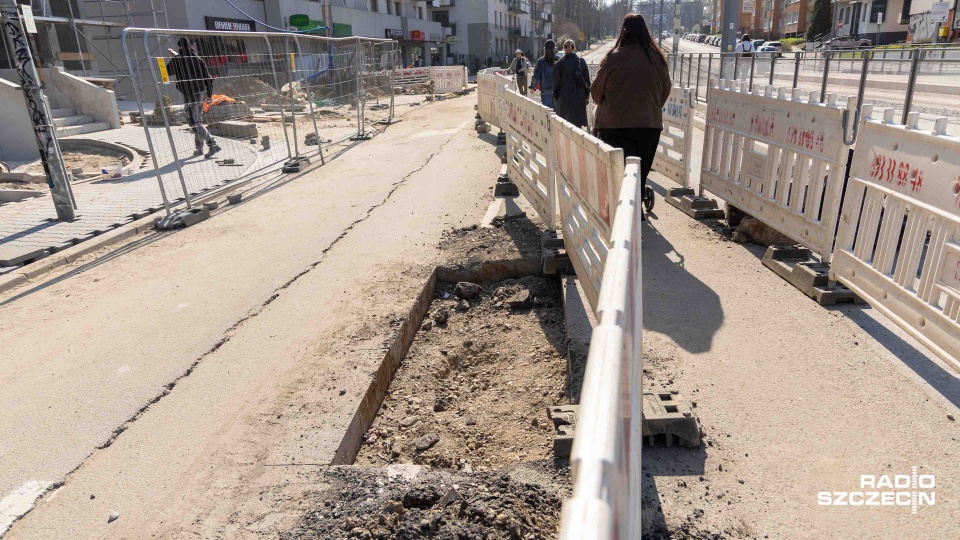 Wyrwy w jezdni nie ma, ale problemy na Al. Powstańców Wielkopolskich się nie skończyły [ZDJĘCIA]