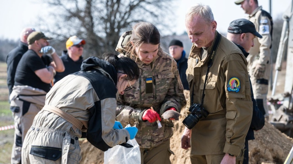 Rozpoczynają się prace poszukiwawcze w miejscu pochówków Polaków zamordowanych w maju 1943 roku, we wsi Ugły, 23 bm. Działania mają na celu odnalezienie i identyfikację ofiar oraz godne upamiętnienie miejsca ich spoczynku. (ad) PAP/Vladyslav Musiienko