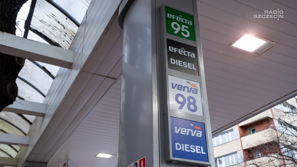 Niższe ceny paliw zobaczymy na stacjach od wtorku