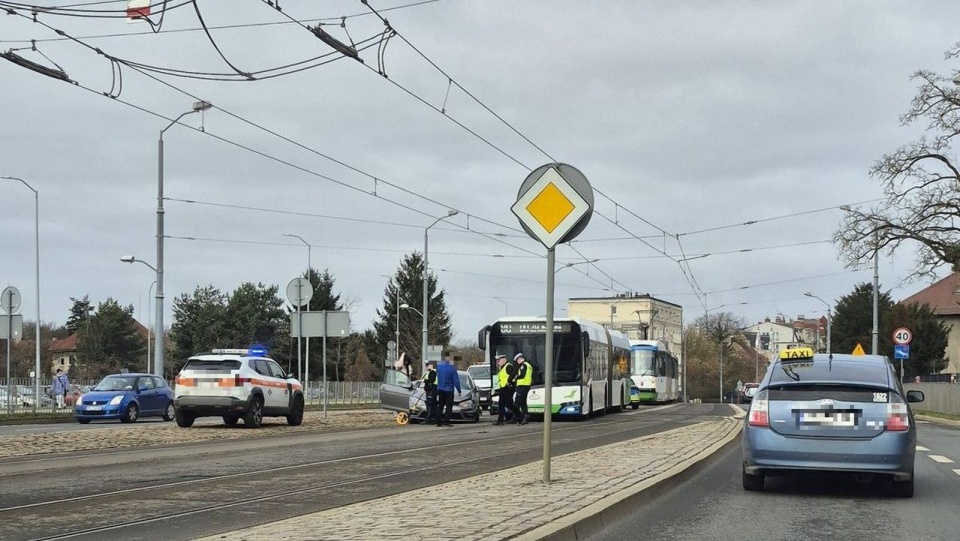 Autobus wjechał w osobówkę. Wypadek na ul. Arkońskiej [ZDJĘCIA]