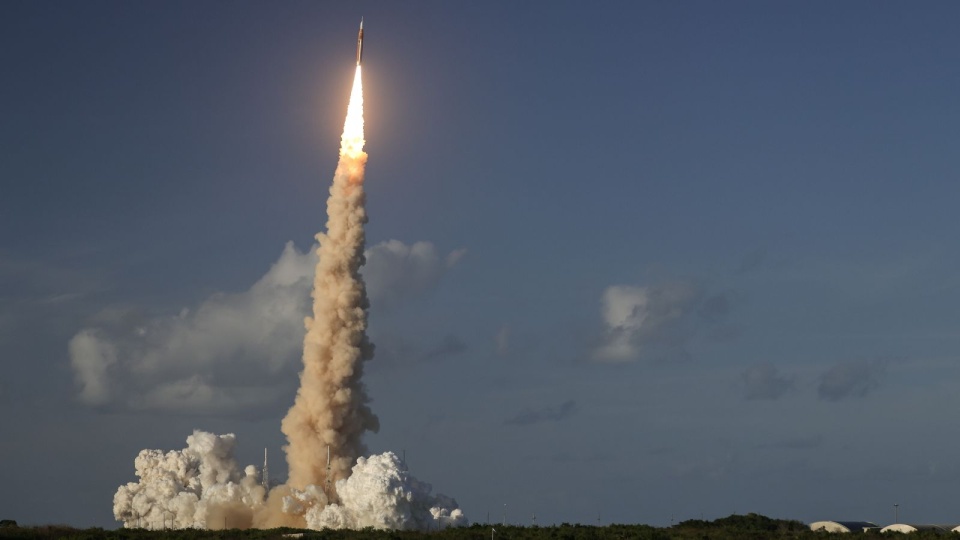 Historyczny moment. Astronauci rozpoczęli podróż wokół Księżyca [WIDEO, ZDJĘCIA]