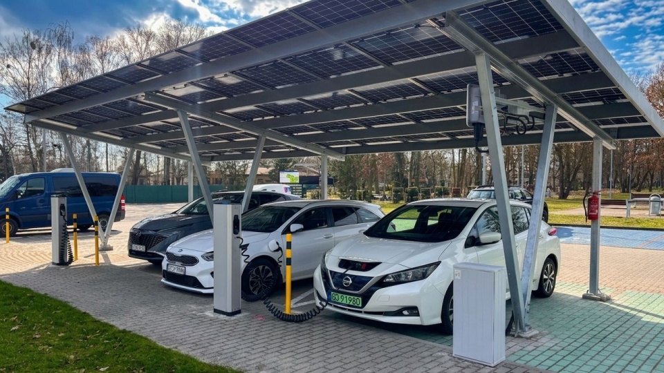 Dwie wiaty i fotowoltaika na parkingu w Centrum Żeglarskim [ZDJĘCIA]