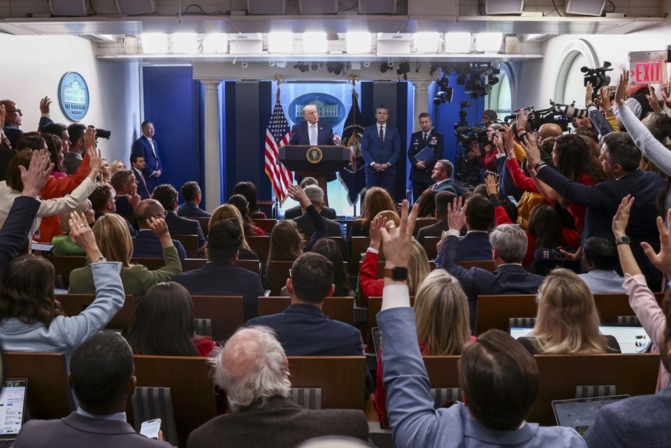 Prezydent Donald Trump chce zaś całkowitego odblokowania cieśniny Ormuz, gdzie statki pływające pod banderami Izraela i USA są celem ataków irańskiego wojska. Fot. PAP/EPA/JIM LO SCALZO