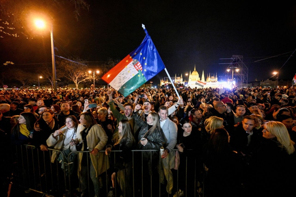 Zwolennicy opozycyjnej partii Tisza świętują zwycięstwo w wyborach parlamentarnych. PAP/EPA/Robert Hegedus