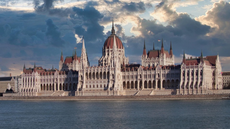 Budynek parlamentu Węgier w Budapeszcie. Fot. pixabay.com / AttilaPergel (CC0 domena publiczna)
