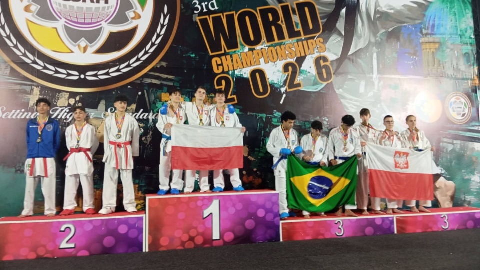 Mistrzowie Świata kadetów A w kumite drużynowym rotation - na pierwszym stopniu podium w środku Dominik Piotrowski, z prawej Brunon Giers. Fot. Klub Karate Bushikan