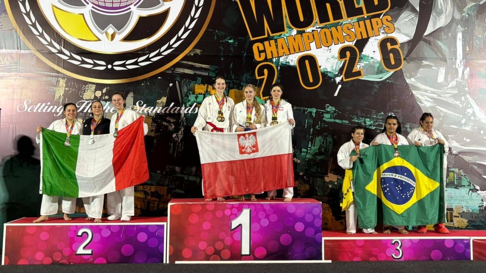 Natalia Bombolewska (na pierwszym stopniu podium z prawej) Mistrzynią Świata w kumite drużynowym shobu sanbon seniorek. Fot. Klub Karate Bushikan