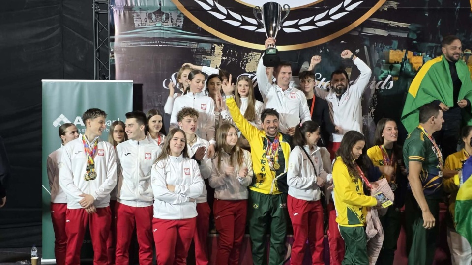 Reprezentancja Polski (UWK Poland) drugą ekipą klasyfikacji generalnej Mistrzostw Świata WKA na Malcie - trener Paweł Bombolewski z pucharem. Fot. Klub Karate Bushikan
