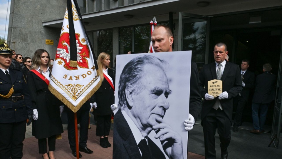 Uroczystości pogrzebowe pisarza Wiesława Myśliwskiego, 17 bm. na Starych Powązkach w Warszawie. Laureat Nagrody Literackiej Nike za „Widnokrąg” i „Traktat o łuskaniu fasoli” zmarł 29 marca 2026 roku w wieku 94 lat. (mr) PAP/Piotr Nowak