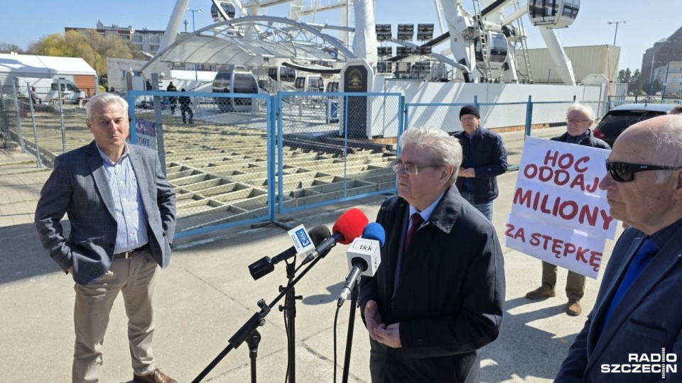 Konferencja posła PiS Czesława Hoca, na której pojawił się prezes PŻB Piotr Redmerski wraz z przedstawicielami związków zawodowych spółki. Fot. Przemysław Polanin [Radio Szczecin]