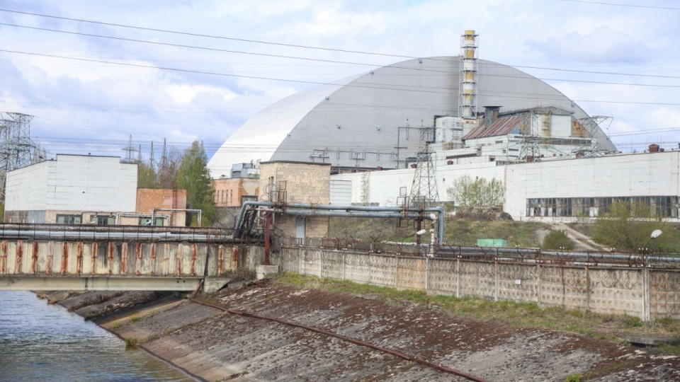 Do wybuchu w elektrowni atomowej w Czarnobylu doszło w nocy z 25 na 26 kwietnia 1986 r. Była to największa katastrofa w historii energetyki jądrowej. Skażeniu uległ obszar co najmniej 120 tys. km kwadratowych. Po awarii podjęto decyzję o ewakuacji pobliskiej Prypeci, a w kolejnych dniach ewakuacja objęła obszar w promieniu 30 km od elektrowni, który do dzisiaj pozostaje strefą zamkniętą. PAP/Victor Kovalchuk