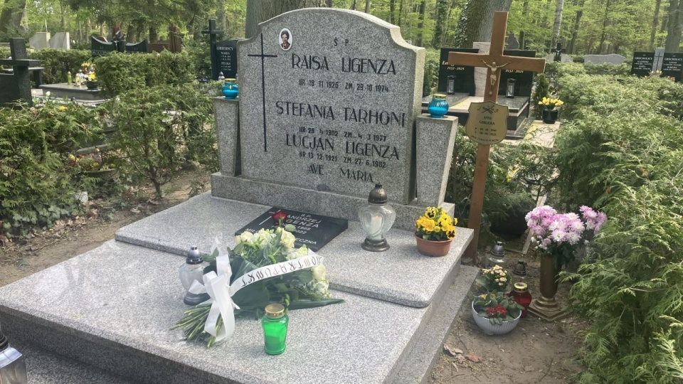 Koło południa Butkiewicz i przedstawiciele Teatru Lalek Pleciuga złożyli na grobie Anny Garlickiej kwiaty. Fot. Małgorzata Frymus [Radio Szczecin]