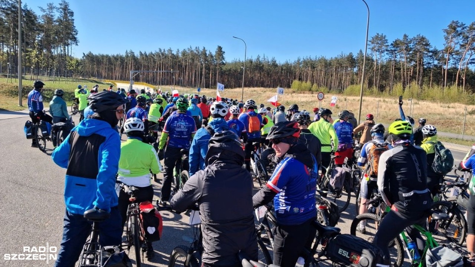 Rowerzyści opanowali tunel pod Świną [ZDJĘCIA]