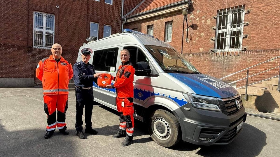 Kołobrzescy policjanci otrzymali automatyczny defibrylator