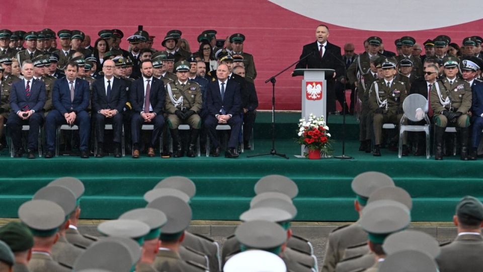 Prezydent RP Karol Nawrocki (C), dyrektor Departamentu Zwierzchnictwa nad Siłami Zbrojnymi w BBN gen. dyw. Adam Rzeczkowski (3P), zastępca szefa Kancelarii Prezesa Rady Ministrów Jakub Stefaniuk (L), wiceminister spraw wewnętrznych i administracji Czesław Mroczek (6L) i Komendant Główny Straży Granicznej gen. dyw. SG Robert Bagan (P) podczas Centralnych Obchodów Święta Straży Granicznej, 16 bm. na Placu Zamkowym w Lublinie. PAP/Wojtek Jargiło