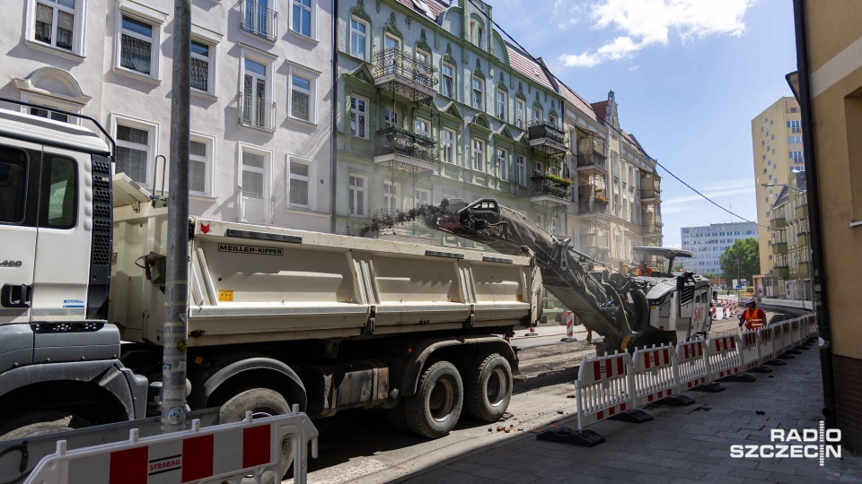 Pierwszy dzień przebudowy ulicy Emilii Plater. Mieszkańcy: są duże problemy [ZDJĘCIA]
