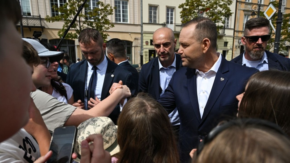 Prezydent RP Karol Nawrocki (C-P) podczas spotkania z młodzieżą przed Pałacem Prezydenckim w Warszawie, 29 bm. PAP/Radek Pietruszka