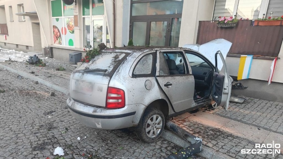 Wjechał autem w budynek