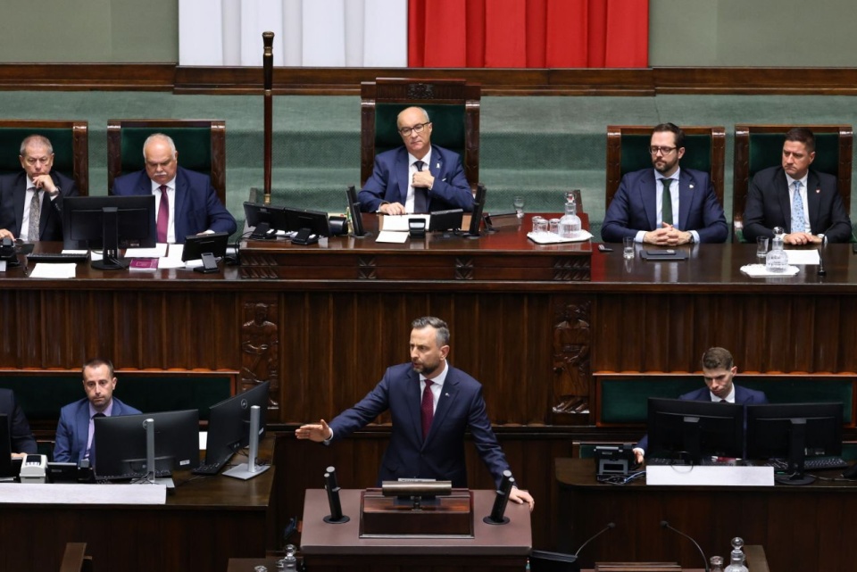 Z mównicy sejmowej przemawia wicepremier i minister obrony narodowej Władysław Kosiniak-Kamysz. Fot. PAP/Albert Zawada